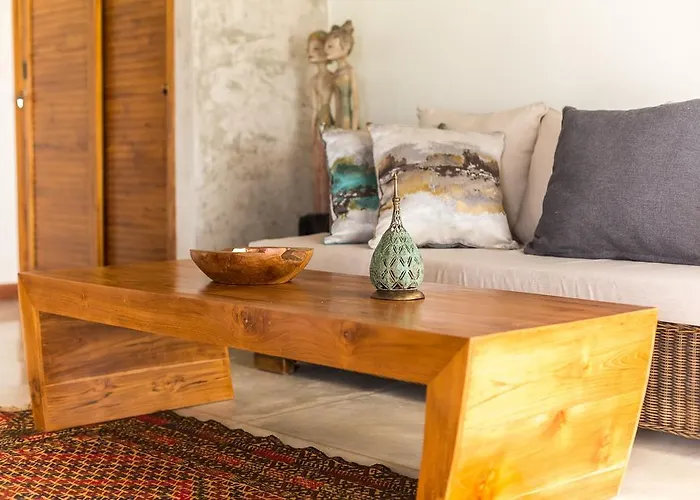 Pensión Sunhouse, Mandala Village